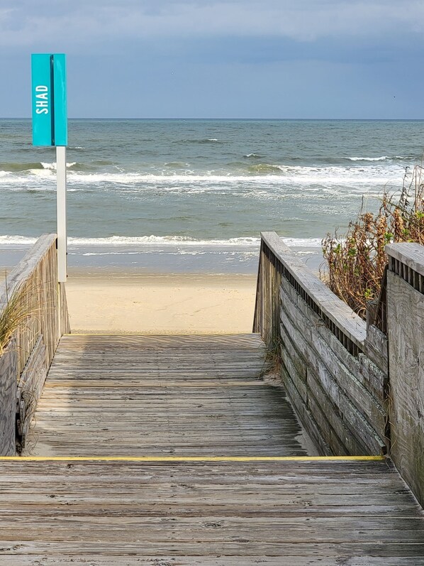 Beach nearby, sun loungers, beach towels - 7 Bed 5 Bath Newly Renovated Beach Getaway only 500 feet to the Beach (Corolla)