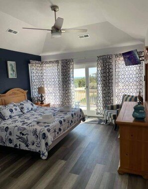 7 bedrooms, desk, iron/ironing board, travel crib