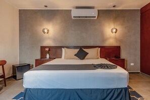 Deluxe studio suite | Luxe beddengoed, een kluis op de kamer, een bureau