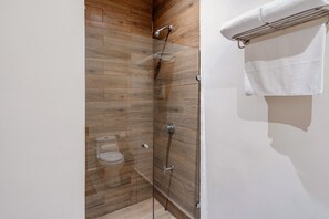 Suite studio Deluxe | Salle de bain | Douche, serviettes fournies, savon, shampooing