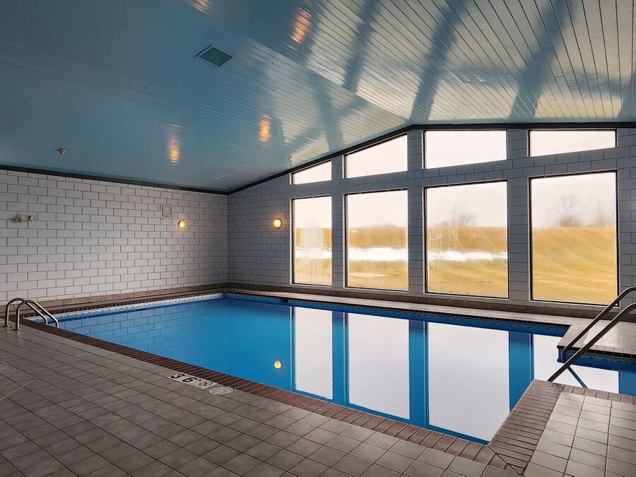 Una piscina cubierta (de 06:00 a 22:00), tumbonas