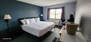 Premium bedding, desk, blackout curtains, free WiFi - The Oasis Hotel & Bar (Sheboygan Falls)