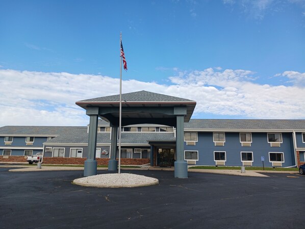 Exterior - The Oasis Hotel & Bar (Sheboygan Falls)