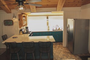 Fridge, microwave, oven, stovetop - Moonlight Mountain Lodge (Ruidoso)