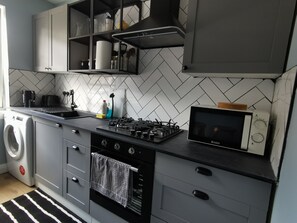 Een koelkast, een magnetron, een oven, een kookplaat