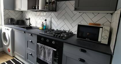 2 bed right on Leith Walk 15 min walk to Waverly !