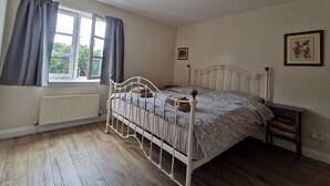 2 soverom, skrivebord, strykejern/-brett og wi-fi (inkludert)