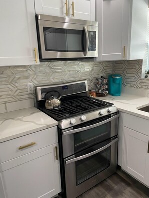 Fridge, microwave, oven, stovetop - Elegant, Clean, Serene home away from home (Baltimore)