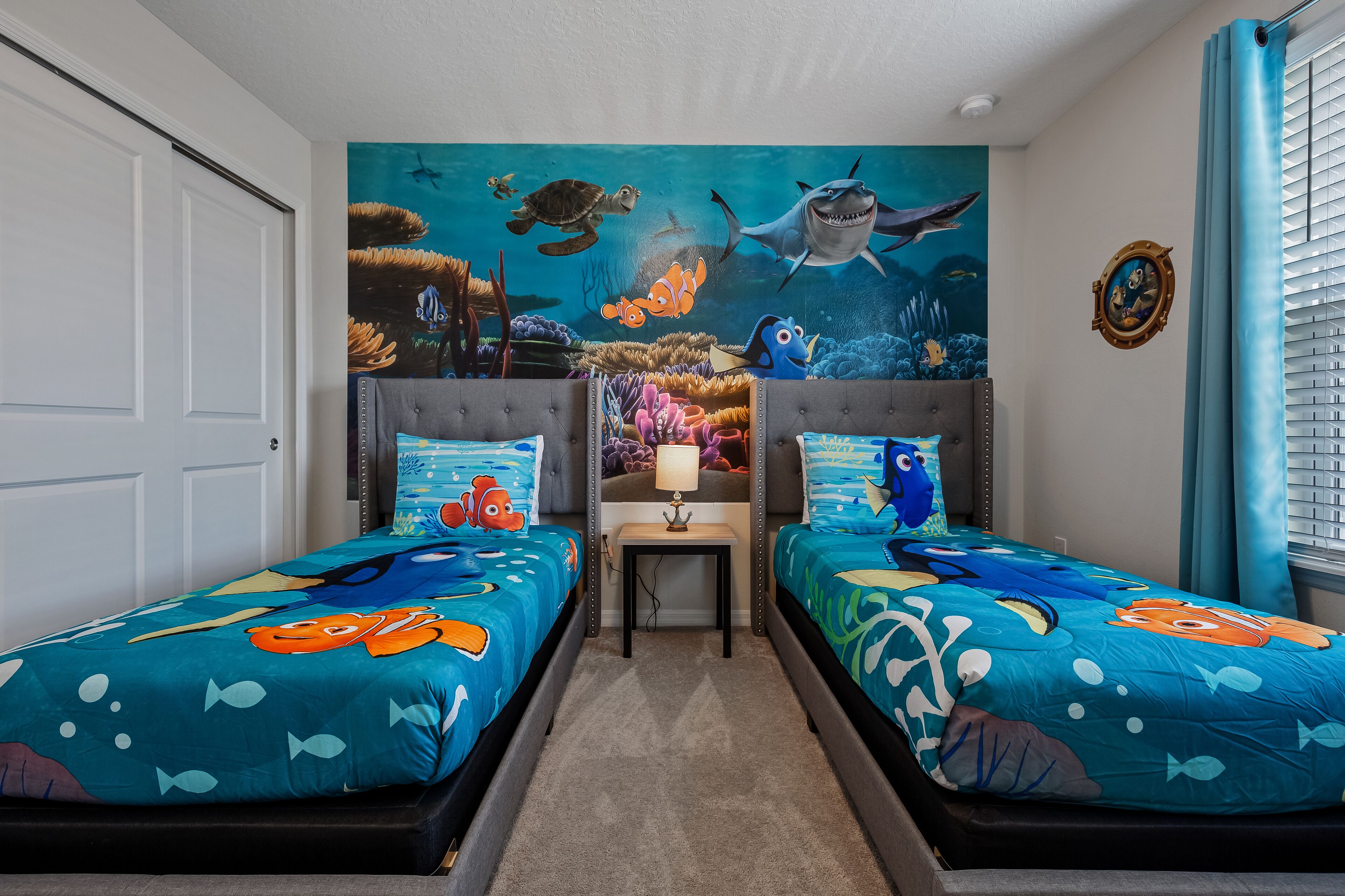 8 室のベッドルーム、デスク、アイロン / アイロン台、旅行用ベビーベッド