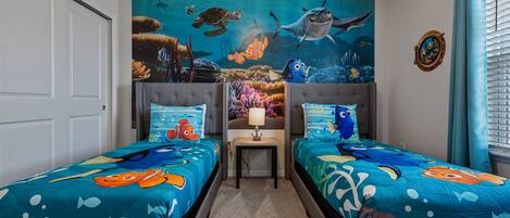 8 室のベッドルーム、デスク、アイロン / アイロン台、旅行用ベビーベッド