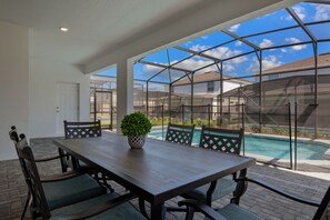 Outdoor dining - PROMO 8 BR Villa, Game Room, Pool/Spa Resort - by Blue Sky Villas (Davenport)