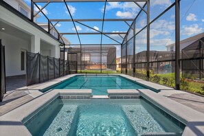 A heated pool - PROMO 8 BR Villa, Game Room, Pool/Spa Resort - by Blue Sky Villas (Davenport)