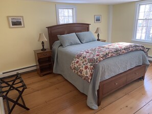 4 bedrooms, in-room safe, desk, iron/ironing board