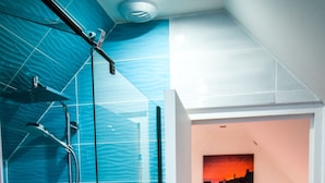 A modern bathroom with a glass shower enclosure and a visible showerhead. - 3-star tourist DUPLEX SEA VIEW with Balcony & SWIMMING POOL (Penmarch)