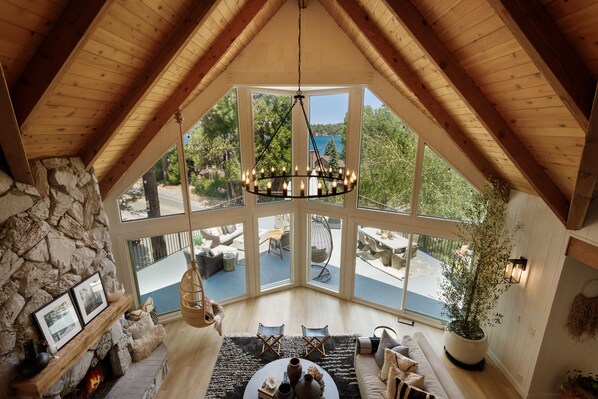 TV connectée, cheminée, jeux vidéo, livres