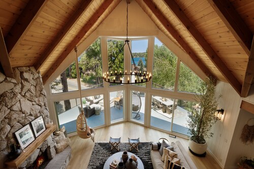 Modern Chalet w/Lakeview + Hot Tub -@TrinityHomeLA 4300+sq ft