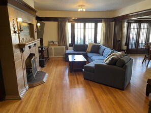 Smart TV, fireplace, Netflix, DVD player - Large & Private House with Hot Tub, Pool Table, WiFi near downtown Ogden (Ogden)