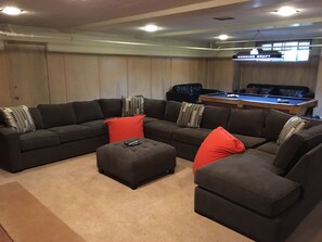 Game room - Large & Private House with Hot Tub, Pool Table, WiFi near downtown Ogden (Ogden)