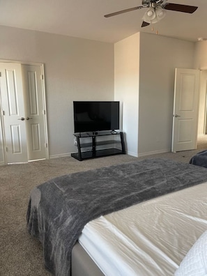 3 bedrooms, desk, iron/ironing board, Internet - Perfect For Families House with Cozy Fireplace (McKinney)