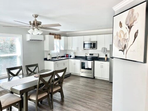 The ASHLAND 👌🏾🖤 MODERN VIBES/King Bed 🐶’s OK