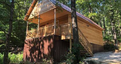A cozy cabin in our little woodland village - access to pond & meadow