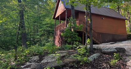 A cozy cabin in our little woodland village - access to pond & meadow