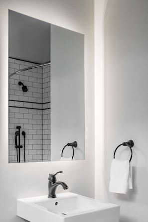 Habitación doble estándar, 2 camas individuales | Baño | Regadera, amenidades de baño de diseñador, secadora de cabello, toallas