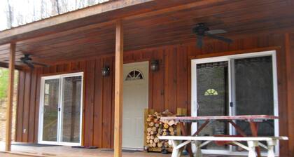 Cozy Secluded Cabin with wi-fi