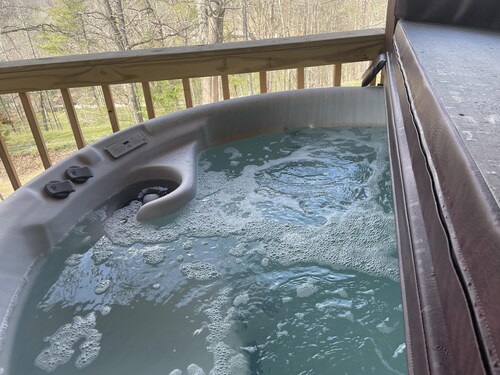 Cabin in the Red River Gorge area with an awesome view, hot tub and wi-fi