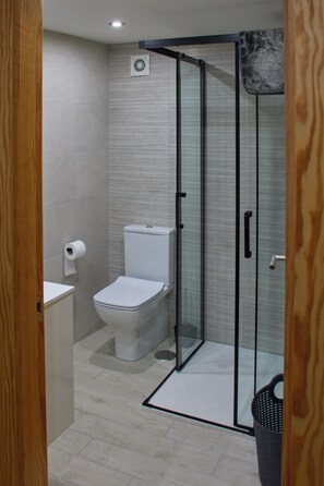 Dusche, Haartrockner, Handtücher, Seife