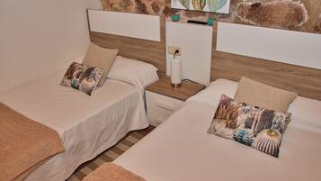 2 slaapkamers, een strijkplank/strijkijzer, reisbedje, gratis wifi