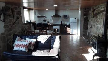 Een televisie en een open haard