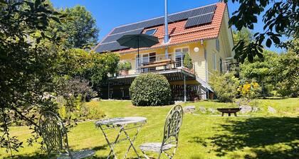 Lichtdurchflutetes Ferienhaus mit großer Sonnenterrasse im Feldberg-Gebiet