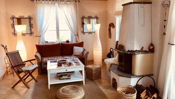 Télévision, cheminée, lecteur de DVD, table de tennis de table