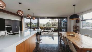 Geladeira, micro-ondas, fogão, lava-louças