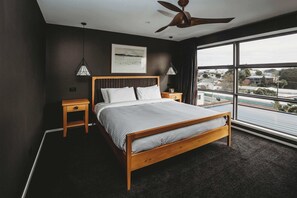 4 bedrooms, desk, WiFi, bed sheets