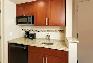 Refrigerador, microondas, cafetera y tetera y tostadora
