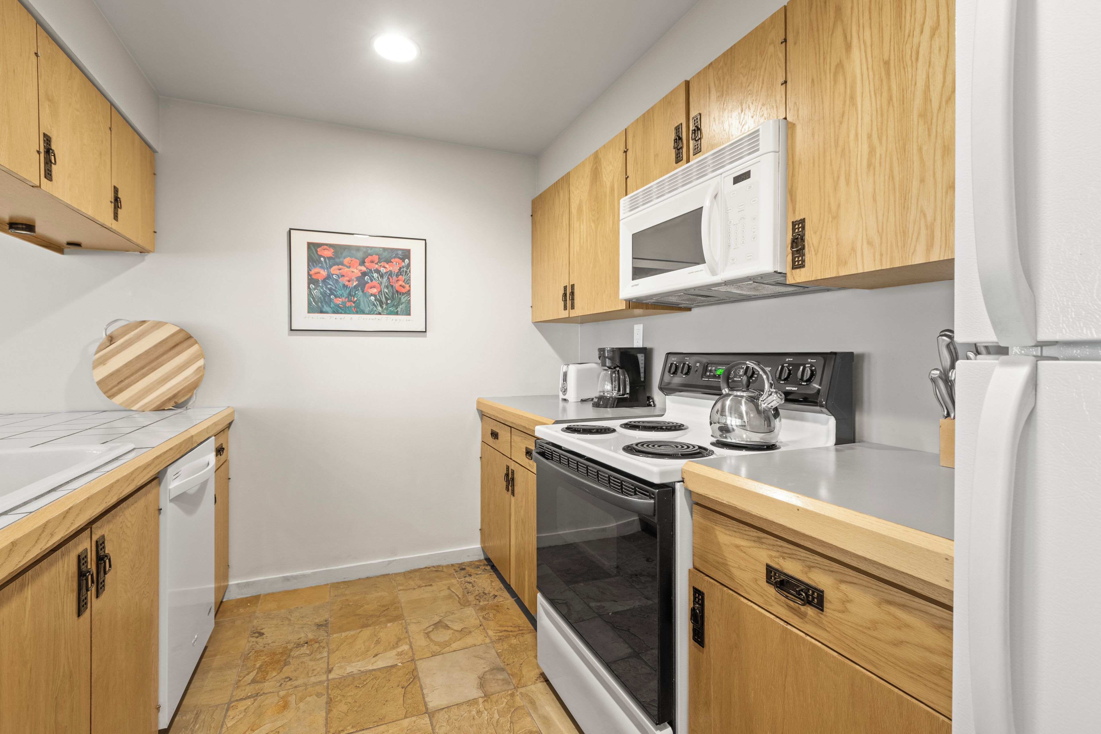 Coffee/tea maker, fridge, microwave, oven