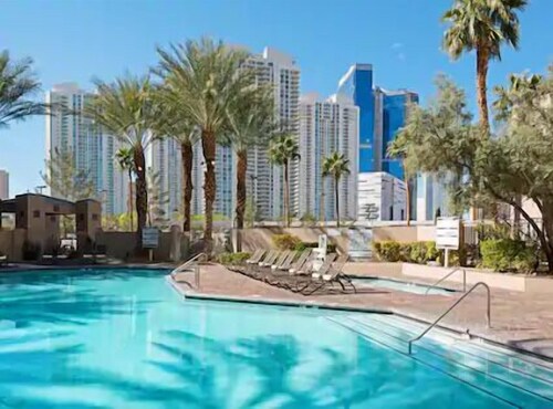 Las Vegas | Desert Escape | Resort Pool & Near Strip