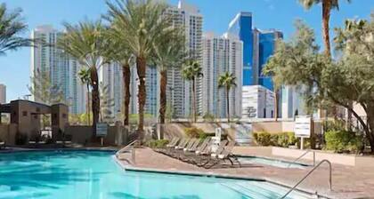 Las Vegas | Desert Escape | Resort Pool & Near Strip