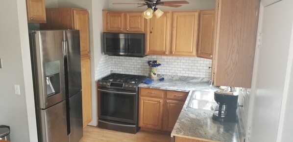 Fridge, microwave, oven, stovetop - Cheerful 4 bed home with large yard and patio near parksnear (Broomfield)