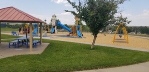 Children's area - Cheerful 4 bed home with large yard and patio near parksnear (Broomfield)