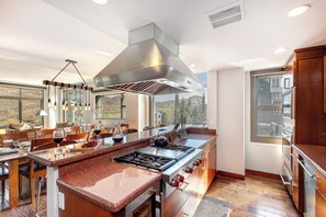 Frigorifero, microonde, piano cottura, lavastoviglie