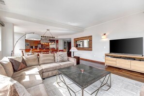 Smart TV y chimenea 