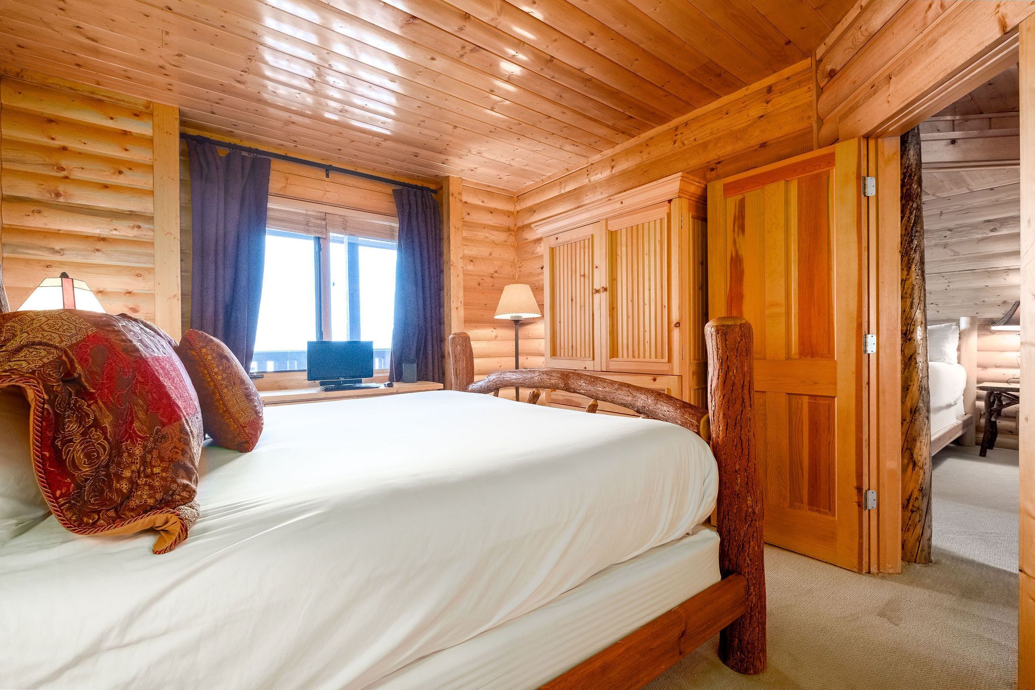 2 bedrooms, iron/ironing board, internet, bed sheets