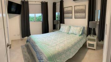 3 bedrooms, desk, iron/ironing board, free WiFi