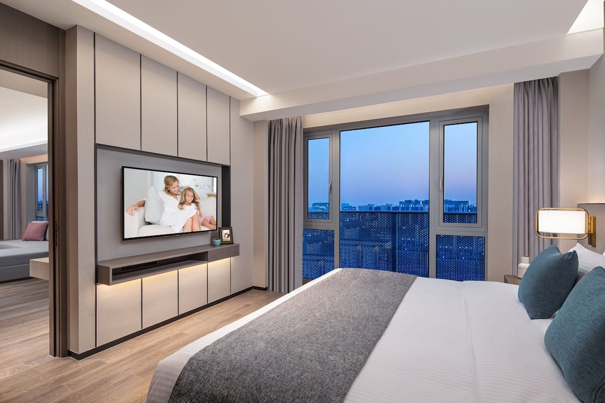 Premier Suite | 1 bedroom, minibar, in-room safe, desk