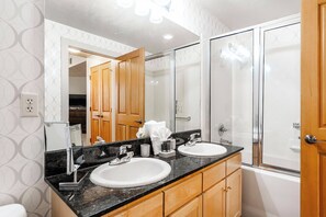 Combined shower/bathtub, hair dryer, towels