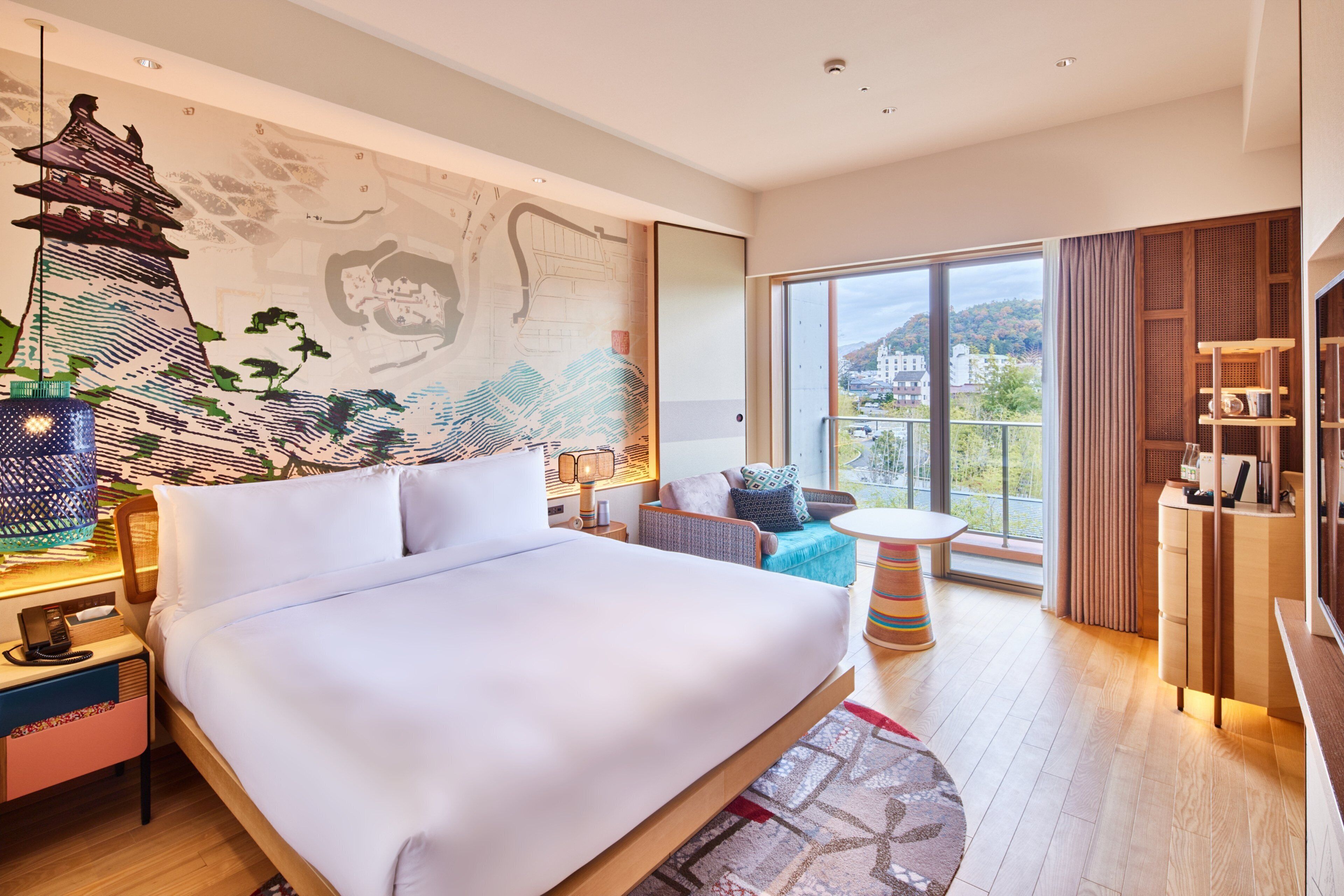 Chăn bông, minibar, két bảo mật tại phòng, bàn 