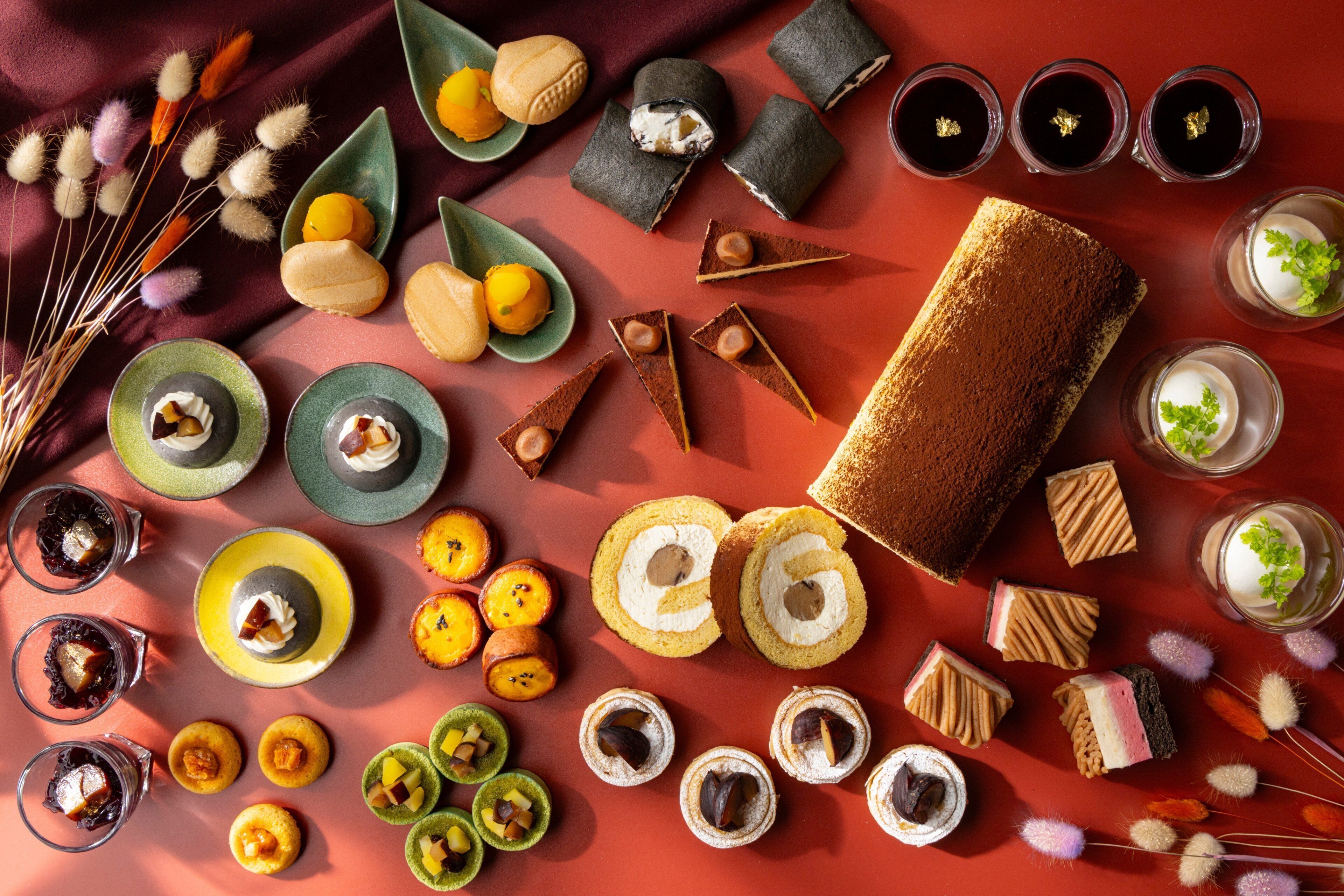 Une variété de desserts et de pâtisseries disposés sur une table.